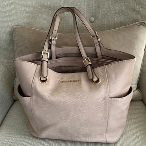 Pink leather Michael Kors short shoulder bag ideal for shopping. Very spacious.